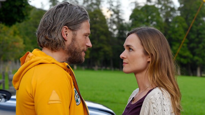 Markus (Sebastian Ströbel) und Nina (Josephin Busch) vereint die Liebe zum Klettern. Nicht nur Ninas Pläne, den Himalaya zu bereisen, faszinieren Markus. – Bild: ZDF und Barbara Bauriedl