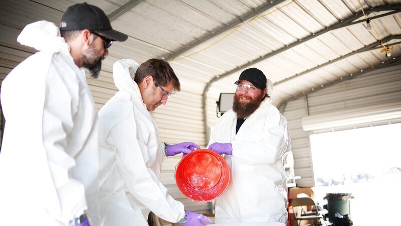 Tommy und Tory mit Laboranzügen beim Mischen von Sprengstoff – Bild: Warner Bros. Discovery