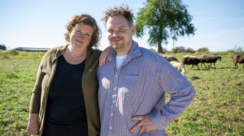 Anja Wolff bewirtschaftet mit ihrem Mann Frank Böhner (r) einen Hof unweit der Weser mit 400 Milchschafen und deren Lämmern. – Bild: SWR/​WDR/​Melanie Grande
