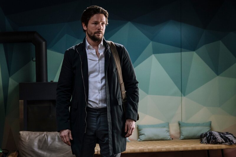 Leon Rotev (Bert Tischendorf) stattet der Verlobten seines verstorbenen Geschäftspartners überraschenderweise einen Besuch ab. Welche Verbindung besteht zwischen den beiden? – Bild: ZDF und Martin Rottenkolber