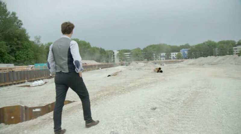 Maximilian Maier auf der Baustelle. – Bild: BR/​Juno Film UG/​Dominik Preisenhammer