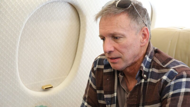 Glenn ponders his decision to leave his home while aboard his jet. – Bild: Discovery Communications, LLC