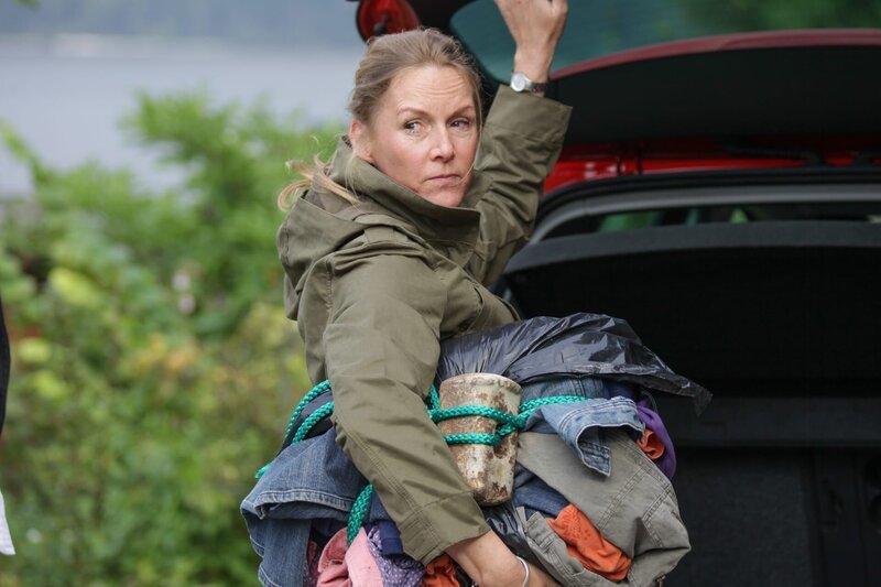 Dr. Elisabeth Leitner (Carolin Fink) versucht, persönliche Sachen vom Mordopfer Nadja verschwinden zu lassen. – Bild: ORF 1