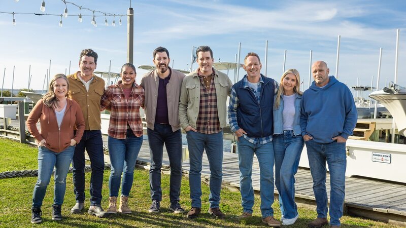 Drew and Jonathan Scott, Brian and Mika Kleinschmidt, Sarah and Bryan, Jonathan Knight, Kristina Crestin, as seen on 100 Day Hotel Challenge, Season 1. – Bild: Warner Bros. Discovery, Inc. or its subsidiaries and affiliates.