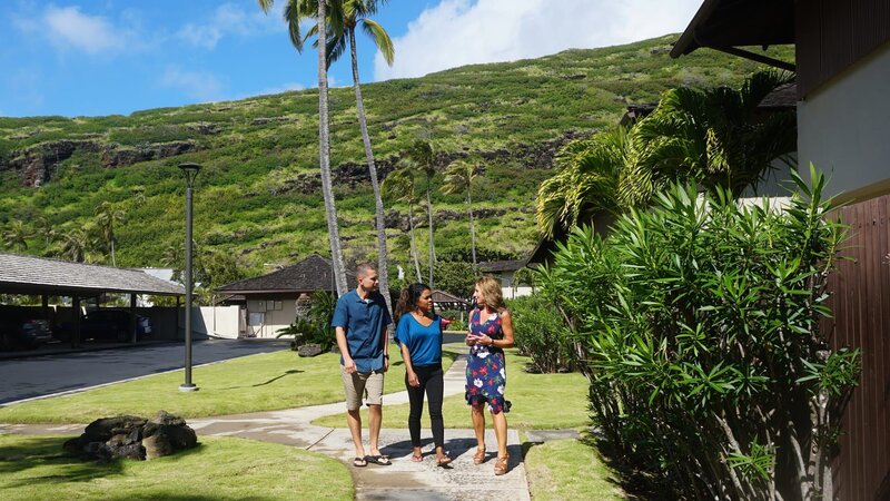 Home buyers Nalani Kuglin, Matthew Kuglin, and realtor Jodi Mews walking outside Keokea house as seen on Hawaii Hunters (Action) – Bild: Scripps.