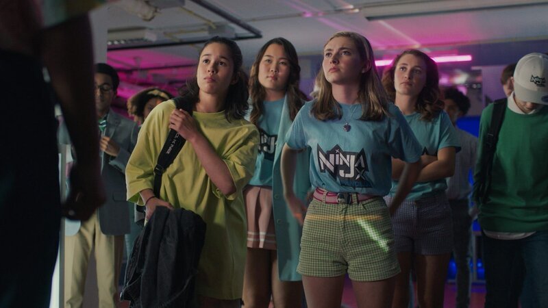 Hunter, Fleurine, Christa und Blanchette sind überrascht, als Joaquim sich gegen den Ninja Fanclub stellt (von li nach re: Gina Spadaro, Zaya Sainaa, Dana Goldberg, Chaja van Emde Boas). – Bild: WDR/​2021 Storytellers Film & TV/​Dinand van der Wal