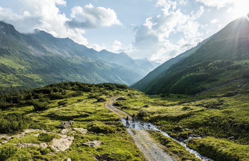 Profi-Skibergsteigerin Johanna Hiemer beim Langsee in Vorarlberg. – Bild: ServusTV /​ edge pictures /​ Eduardo Gellner