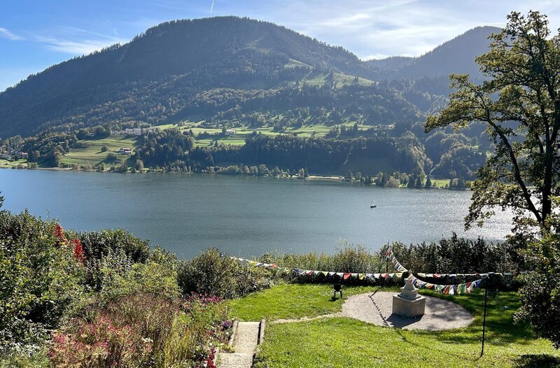 An der Stupa des Buddhistischen Zentrums mit Blick auf den Alpsee. – Bild: SWR