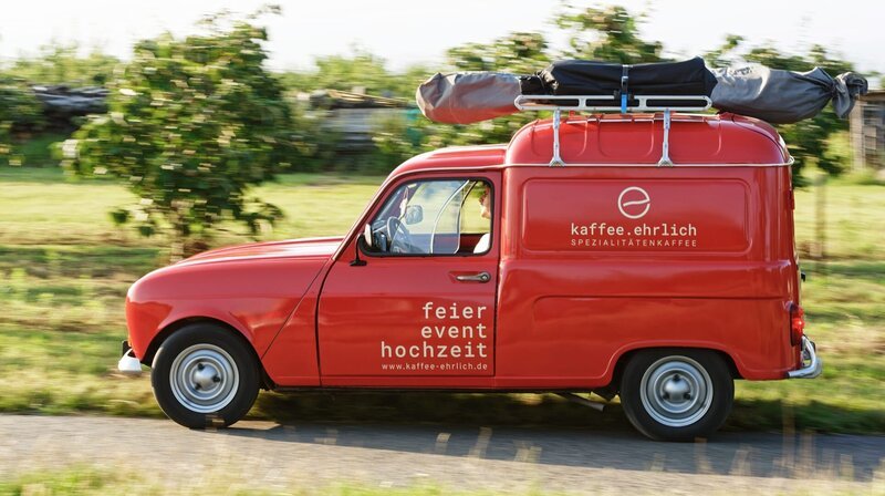 Protagonist Fabian mit seinem Renault R4. – Bild: SWR