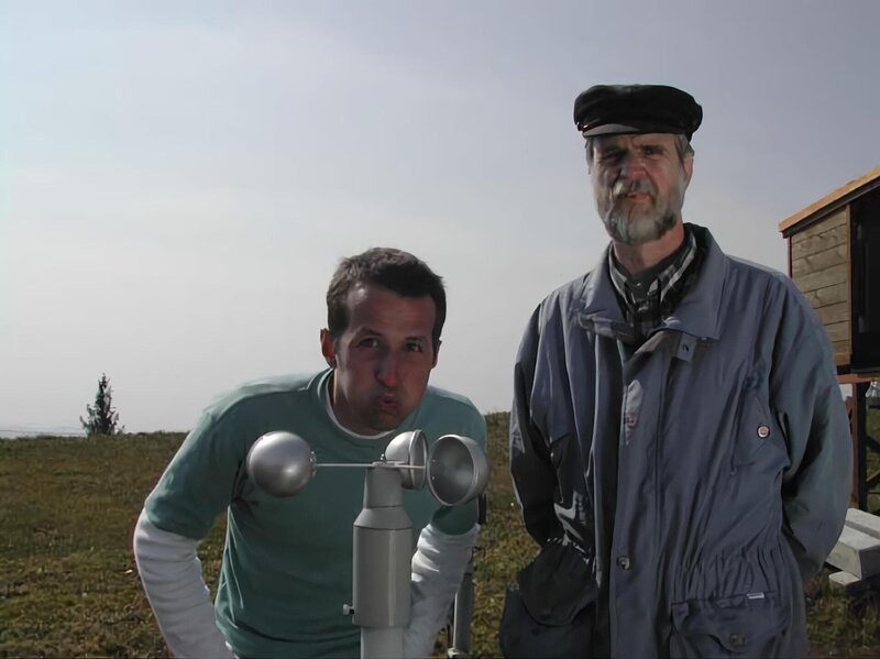 Willi Weitzel und Diplom-Meteorologe Christian auf der Bergwetterstation in Hohenpeißenberg. Willi bläst den Windmesser an. – Bild: BR/​megaherz