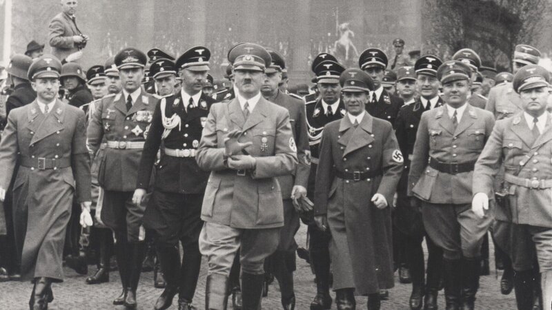 1939: Hitler mit Himmler und Goebbels am 1. Mai in Berlin. – Bild: ZDF