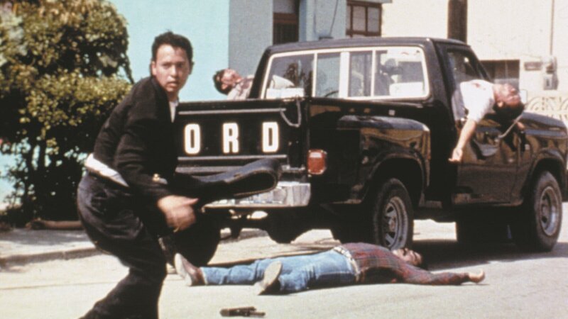 Mitten am Tag wird der junge Mariachi (Carlos Gallardo) unerwartet verfolgt und findet sich plötzlich in einer Schießerei auf offener Straße wieder. – Bild: Columbia Pictures Industries Mitten am Tag wird der junge Mariachi (Carlos Gallardo) unerwartet verfolgt und findet sich plötzlich in einer Schießerei auf offener Straße wieder. – Bild: Columbia Pictures Industries