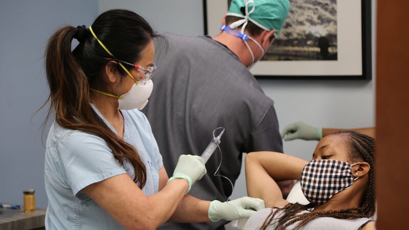 Dr. Lee shows Krista a needle. – Bild: Discovery Communications, LLC