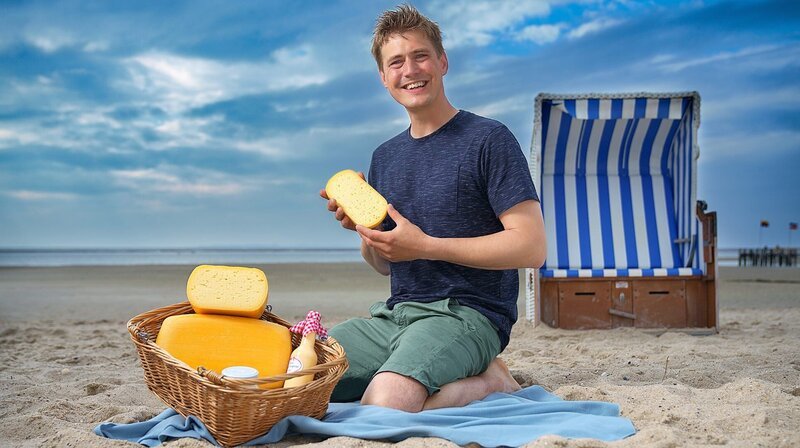 Zum Finale von „Wie lecker ist das denn?!“ empfängt der Käser Jens Hartmann seine Gäste in seiner Heimat auf Föhr. – Bild: NDR/​Doclights/​Marc Vorwerk