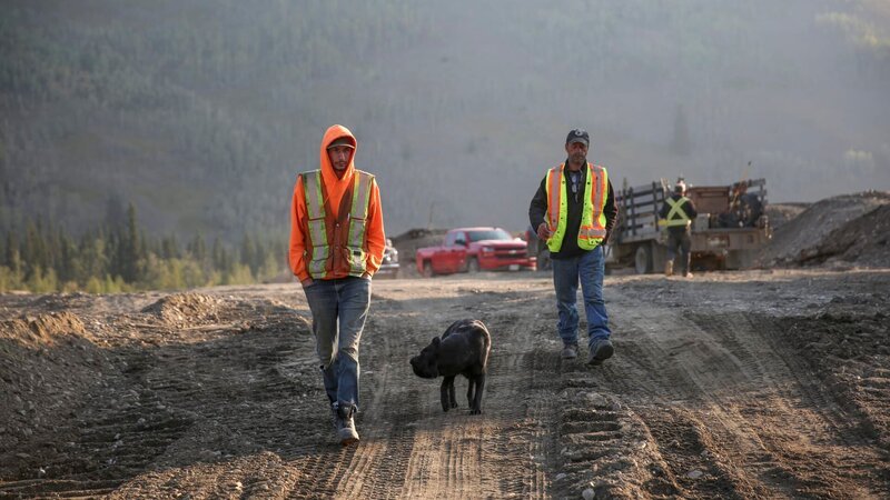 Parker walking with Dean Tosczak and dozer (dog). – Bild: Discovery Communications