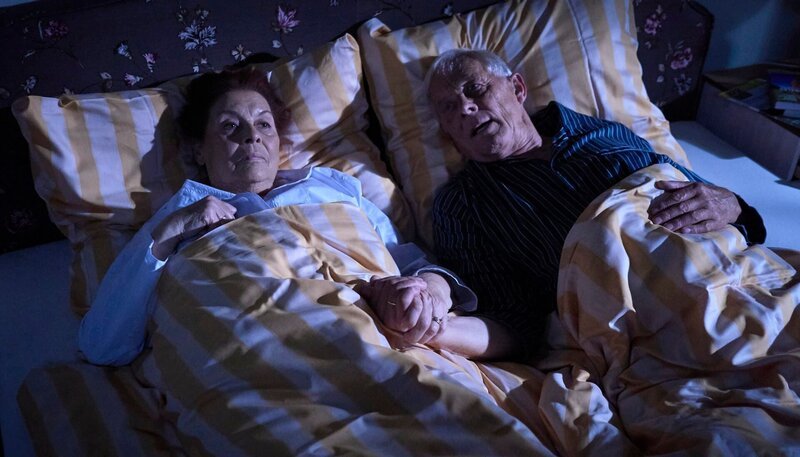 Auch Charlotte (Ursula Karusseit) und Otto (Rolf Becker) finden in dieser Nacht nicht in den Schlaf. – Bild: MDR/​Saxonia Media/​Wernicke