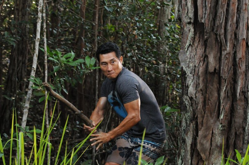 Gemeinsam mit Kono gerät Chin (Daniel Dae Kim) in große Gefahr. Doch können sie sich retten? – Bild: 2015 CBS Broadcasting, Inc. All Rights Reserved /​ Norman Shapiro Lizenzbild frei