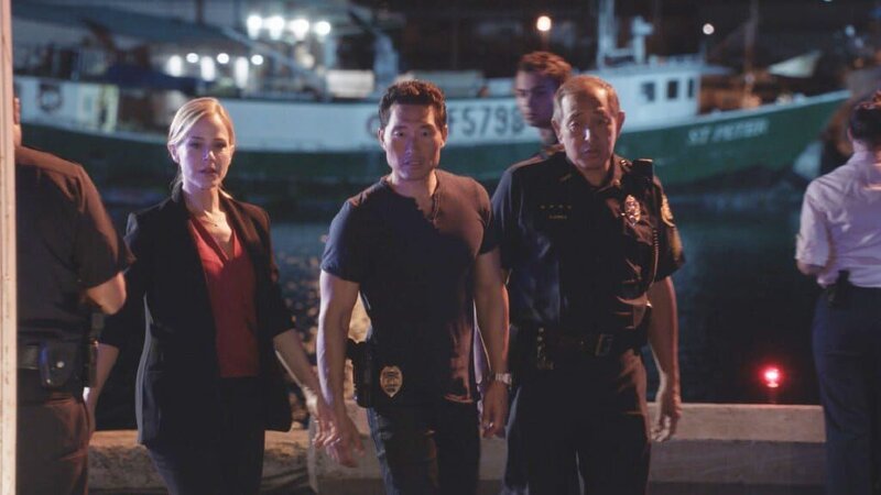 Inspector Abby Dunn (Julie Benz, l.) soll mit Chin (Daniel Dae Kim, M.) einen fünffachen Mord an chinesischen Waffenhändlern aufklären. Währenddessen erlebt Adam eine böse Überraschung … – Bild: 2015 CBS Broadcasting, Inc. All Rights Reserved Lizenzbild frei