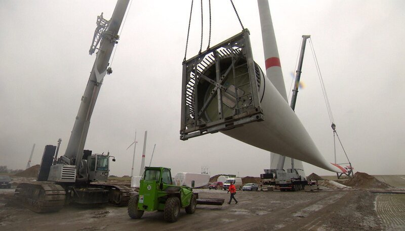 58 Meter langer ultraleichter Glasfaserverbund, nur 15 Tonnen pro Blatt. Weitere Fotos erhalten Sie auf Anfrage. – Bild: NDR/​Hanse TV