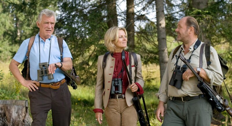 Irene Kaltenschläger, eine erfolgreiche Geschäftsfrau, ist in ihrem Haus erschossen worden. Die Leiche wurde von ihrem Ehemann Peter gefunden, die Tatwaffe bleibt verschwunden. Der Privatdetektiv Joe Becker berichtet der SOKO, dass er im Auftrag von Frau Kaltenschläger bei dem Cateringunternehmen Lanz „geschnüffelt“ und ihr brisante Berichte übergeben hat. Nach einem Betriebsfest waren nämlich Mitarbeiter der Firma mit Lebensmittelvergiftung ins Krankenhaus eingeliefert worden. Ist Irene einem Racheakt von Kurt Lanz zum Opfer gefallen oder hatte ihr Mann ganz private Gründe, seine Frau zu beseitigen? – Bild: ORF/​BEO-Film/​Stella von Saldern