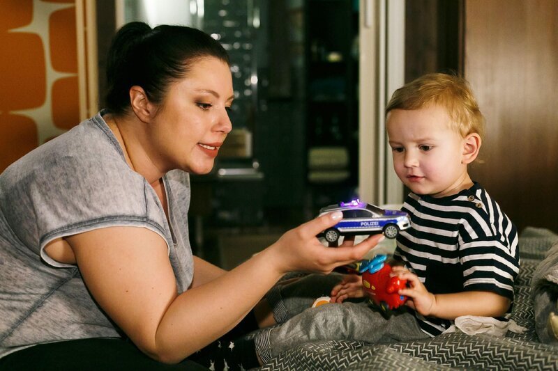 Vanessa (Julia Augustin) spielt mit Henry. – Bild: RTL Deutschland