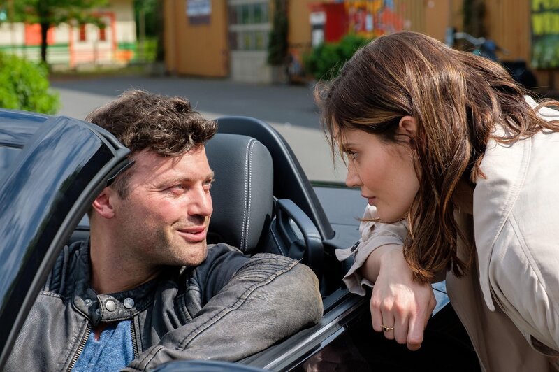 Ben (Jörg Rohde) überrascht Ekaterina (Roni Zorina) mit einem Ausflug, um Abstand von den vergangenen Ereignissen zu gewinnen. – Bild: RTL /​ Willi Weber