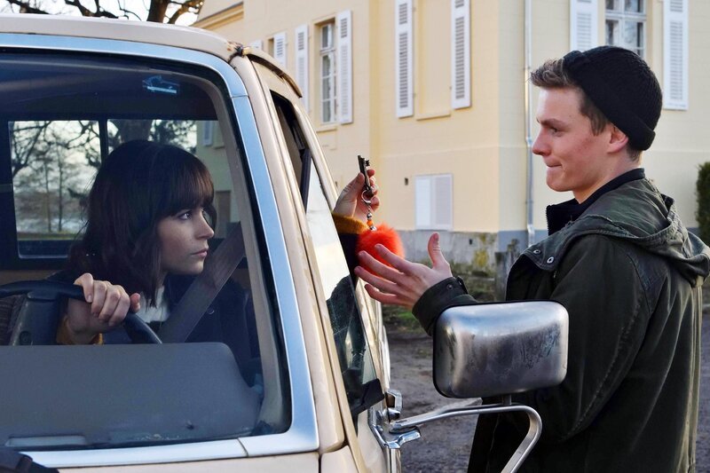 Lucie (Cristina Do Rego) borgt Rico (Lenz Lengers) den Schlüssel zu ihrem Bungalow. – Bild: RTL /​ Hardy Spitz