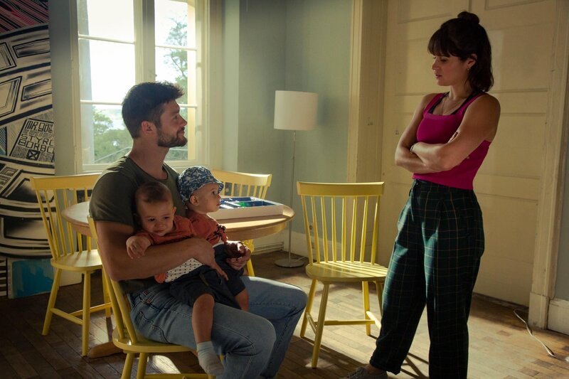 Alex (Eugen Bauder) und Lucie (Cristina do Rego) passen gemeinsam auf die Babys auf. – Bild: RTL /​ Richard Hübner