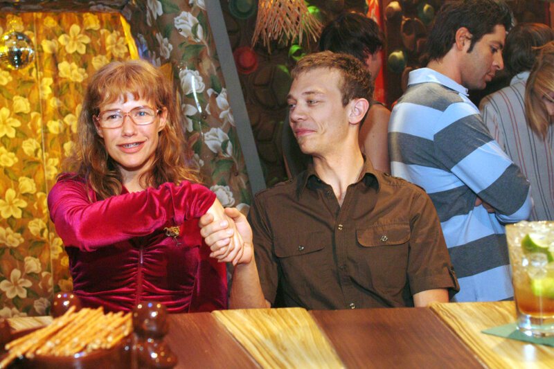 Wetten, dass … Lisa (Alexandra Neldel, l.) ist – im Gegensatz zu Jürgen (Oliver Bokern, r.) – davon überzeugt, dass sie ihr Figurproblem innerhalb kurzer Zeit in den Griff bekommt. – Bild: SAT.1 /​ Monika Schürle