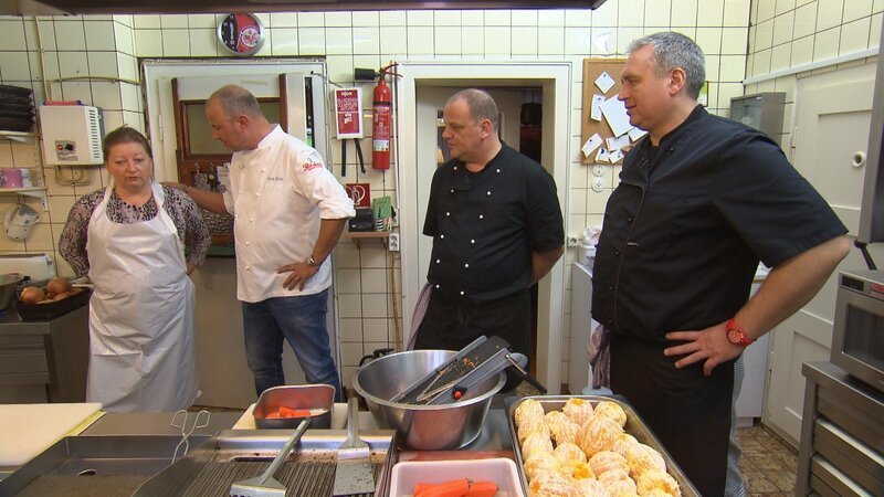 Um den „Ratskeller Hanau“ und damit ihre Existenz zu retten, hoffen Oliver (r.) und sein Team auf die Hilfe von Frank Rosin (2.v.l.) … – Bild: Kabel Eins