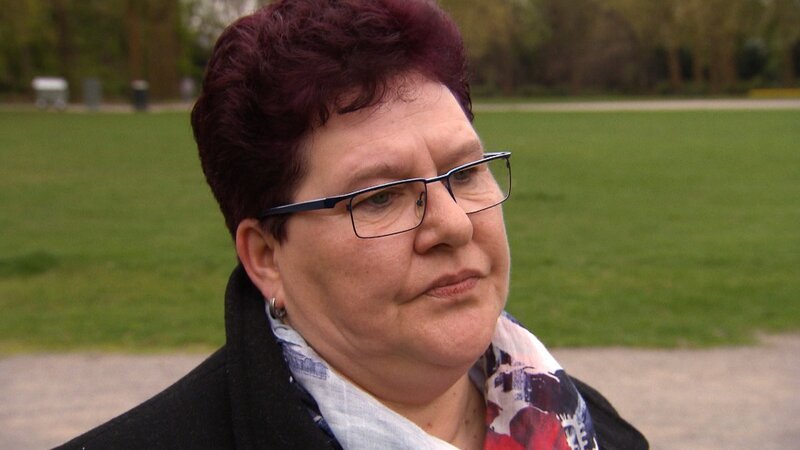 Als Kind wurde Kerstin adoptiert und fand schließlich heraus, dass sie noch fünf Geschwister hat, doch da sie nichts über sie weiß, gestaltet sich die Suche äußerst schwierig … – Bild: © SAT.1