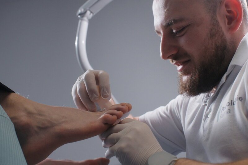 Feet Fear Freedom Edi kümmert sich leidenschaftlich um Füsse. SRF/​Hochschule Luzern – Design & Kunst – Bild: SRF1