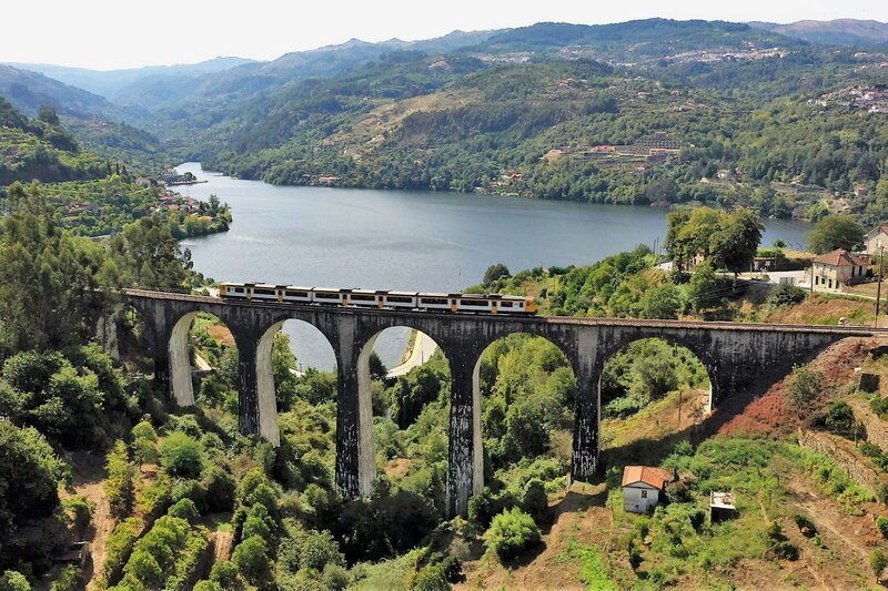 Tren Atlantico Portugals wilder Westen Der Zug überquert das Viadukt in Ribadouro. SRF/​NDR/​elb motion pictures GmbH/​Seb – Bild: SRF/​NDR/​elb motion pictures GmbH/​Seb