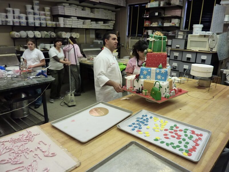 Drag Queen Cake and Holiday Party Cake. Buddy admires Renee’s hard work on the Holiday Party cake. – Bild: Discovery Communications, Inc.