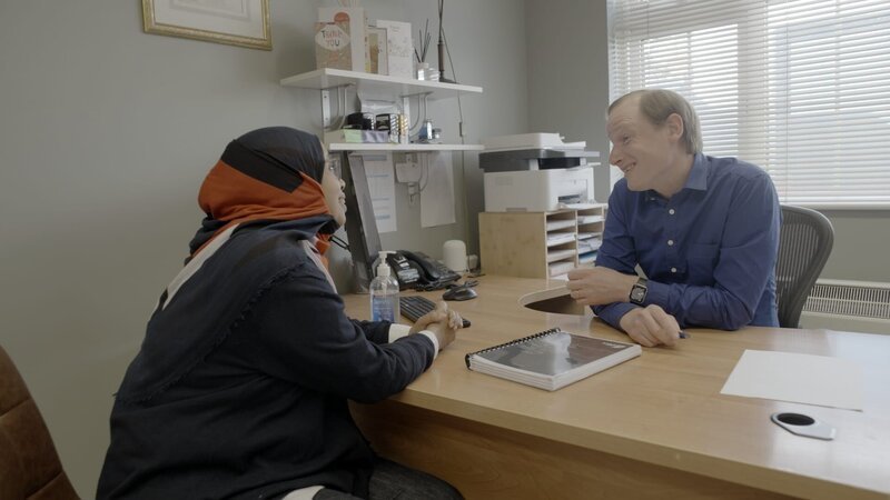 Dr. William Hutch (rechts) aus Midleton ist froh, dass er mit der sudanesischen Ärztin Dr. Sara Malik Verstärkung bekommt für seine Dorfpraxis. – Bild: NDR/​Vincent Productions