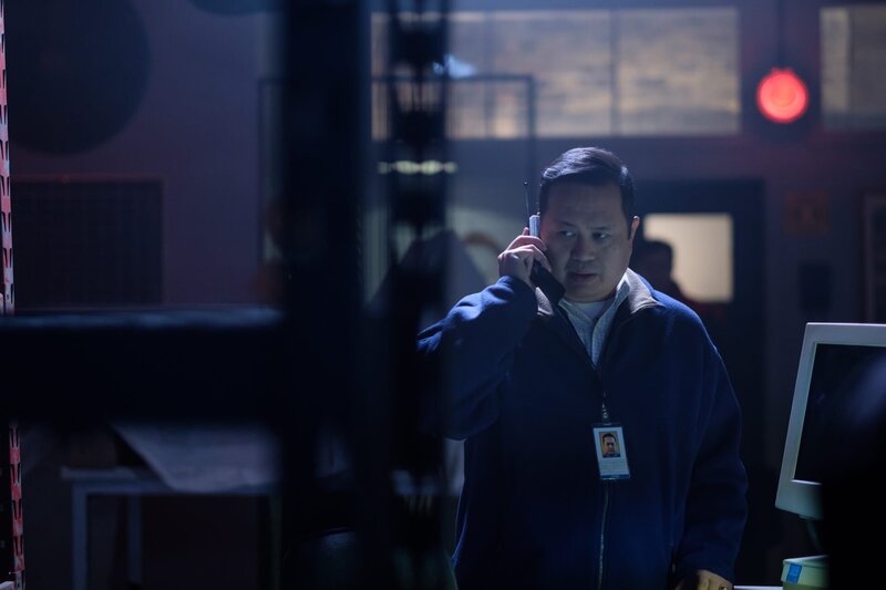 A Nepalese investigator (played by Leon Aureus) is notified of some clues into the Pakistan International Airlines Flight 268’s tragic accident. – Bild: The National Geographic Channel