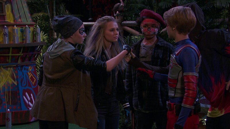Veronica (Madison Iseman, 2.v.l.), Henry Hart (Jace Norman, r.) – Bild: ViacomCBS