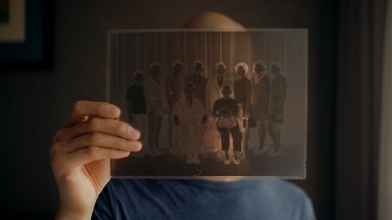 Regisseur Dieu Hao Do mit Negativ der Familie aus dem Jahr 1954. – Bild: ZDF und Florian Mag Regisseur Dieu Hao Do mit Negativ der Familie aus dem Jahr 1954. – Bild: ZDF und Florian Mag