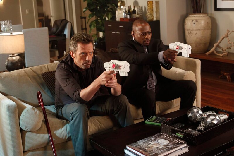 Alles, nur nicht um Cuddy kümmern: House (Hugh Laurie, l.) und Foreman (Omar Epps, r.) lenken sich ab … – Bild: NBC Universal, Inc.