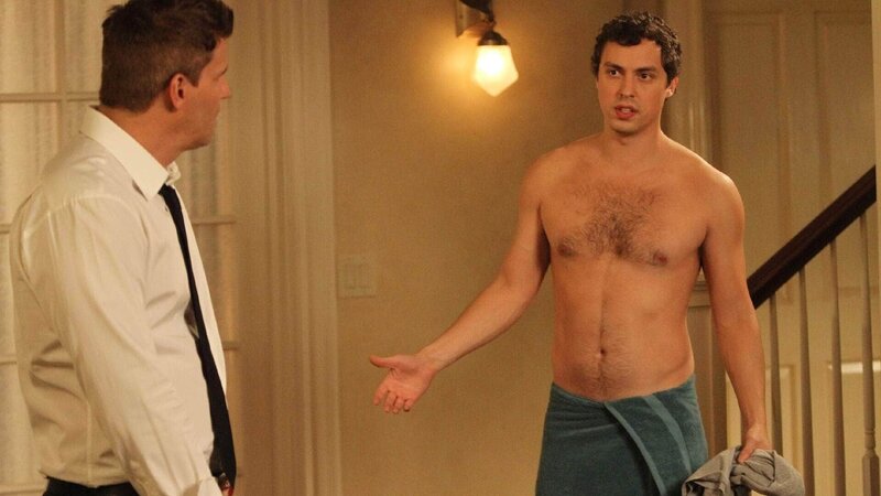 Booth (David Boreanaz, l.) hat Sweets (John Francis Daley) angeboten, nach der Trennung von Daisy vorübergehend bei ihm und Brennan zu wohnen. – Bild: RTL Deutschland