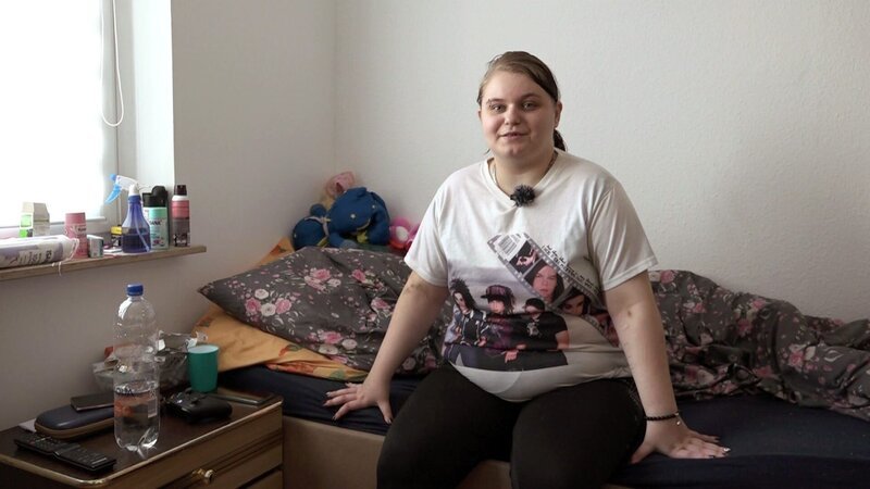 Schwere Zeiten stehen für Nicole an: Die 23-Jährige quält sich schon seit Wochen mit Rückenschmerzen. – Bild: RTLZWEI