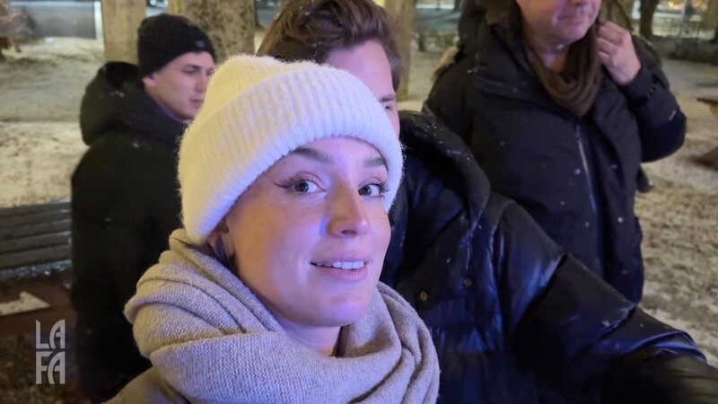 Für ihren heutigen spicy Fragenhagel hat sich Sophie Jey geschnappt und entlockt ihr einige pikante Antworten. Für Julia geht es zum Eisstockschießen und Tim findet Ruhe in einer Kirche.; Für ihren heutigen spicy Fragenhagel hat sich Sophie Jey geschnappt und entlockt ihr einige pikante Antworten. Für Julia geht es zum Eisstockschießen und Tim findet Ruhe in einer Kirche. – Bild: RTLZWEI