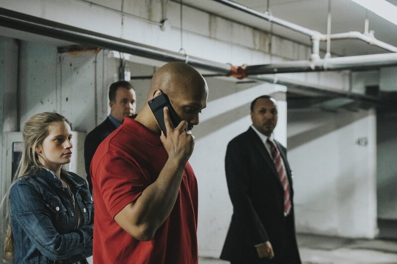 Ashley Roper walking on phone with 3 others in background – Bild: Saloon Media