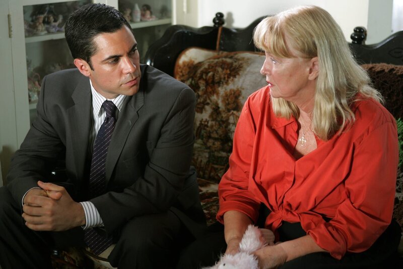 Kann Zelda (Diane Ladd, r.) Det. Scott Valens (Danny Pino, l.) den aktuellen Fall betreffend weiterhelfen? – Bild: Warner Bros. Television