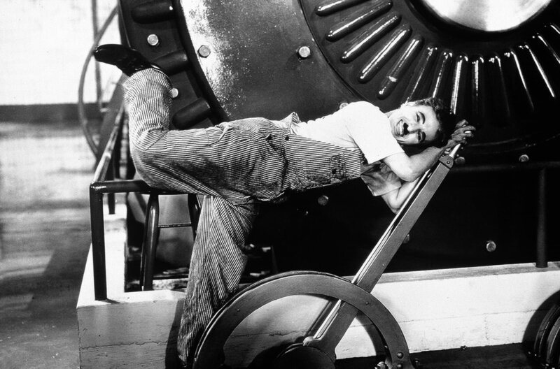 Trotz immer neuen Versuchen schafft es Charlie (Charlie Chaplin) nicht, in der neuen Arbeitswelt einen Job zu behalten. – Bild: Roy Export SAS Trotz immer neuen Versuchen schafft es Charlie (Charlie Chaplin) nicht, in der neuen Arbeitswelt einen Job zu behalten. – Bild: Roy Export SAS