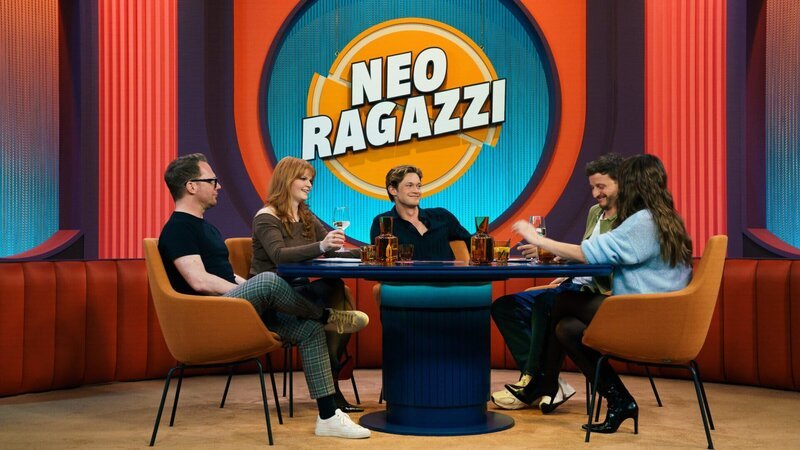 Von links: Ralf Schmitz, Sophie Passmann, Damian Hardung, Tommi Schmitt und Yvonne Catterfeld im Gespräch bei „Neo Ragazzi“. – Bild: ZDF und Joseph Strauch