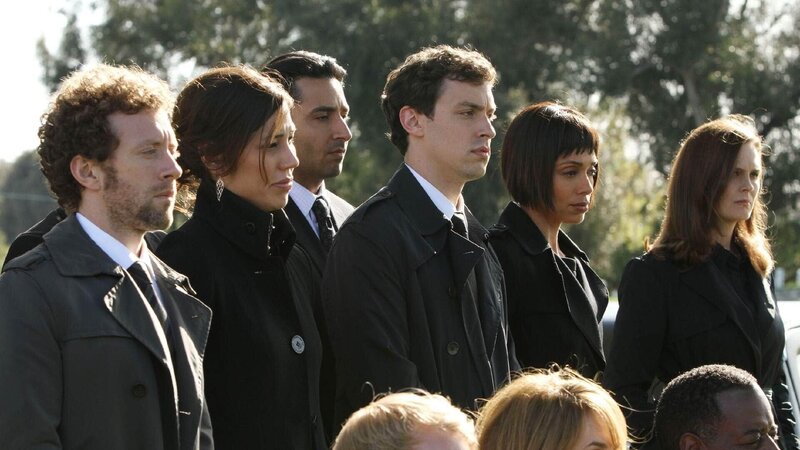 Das Team des Jefferonian erweist dem Getöteten die letzte Ehre. (v.l.): Hodgins (T. J. Thyne), Angela (Michaela Colin), Arastoo Vaziri (Pej Vahdat), Sweets (John Francis Daley), Cam (Tamara Taylor) und Brennan (Emily Deschanel). – Bild: RTL /​ FOX