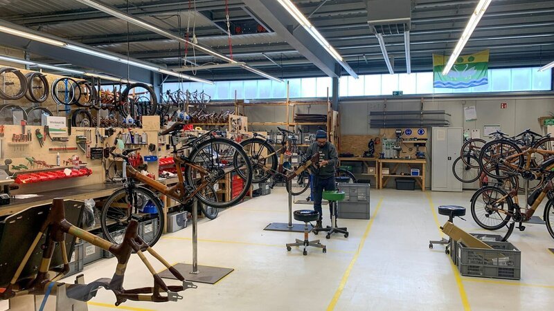 In der Produktionshalle in Kiel werden die Räder in Handarbeit zusammengeschraubt. – Bild: SRF/​ZDF Studios