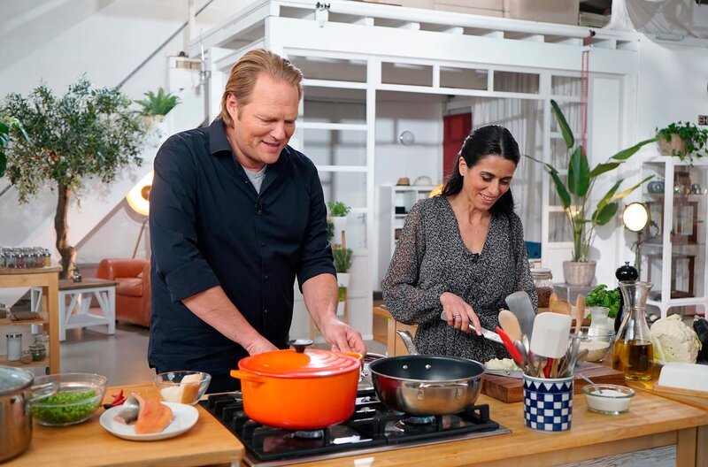 Björn Freitag und Graziella Lindner zeigen Rezepte der italienischen Küche u.a. mit Forelle. – Bild: WDR/​2bild/​Oliver Herber
