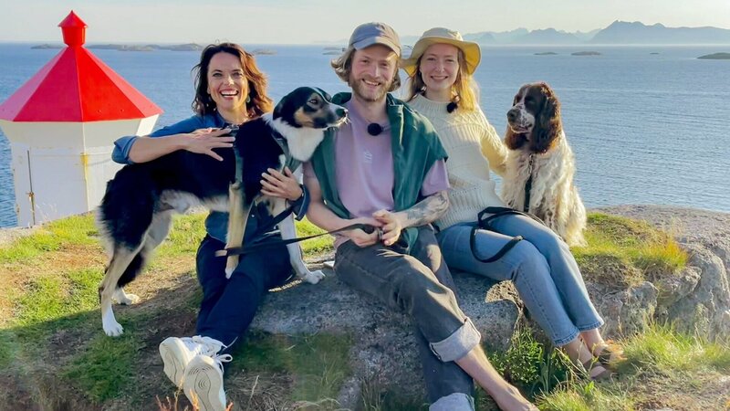 Mona Vetsch (l.) mit Auswanderer Lorenzo von Holzen und seiner Frau Nelly auf der norwegischen Inselgruppe der Lofoten. – Bild: SRF